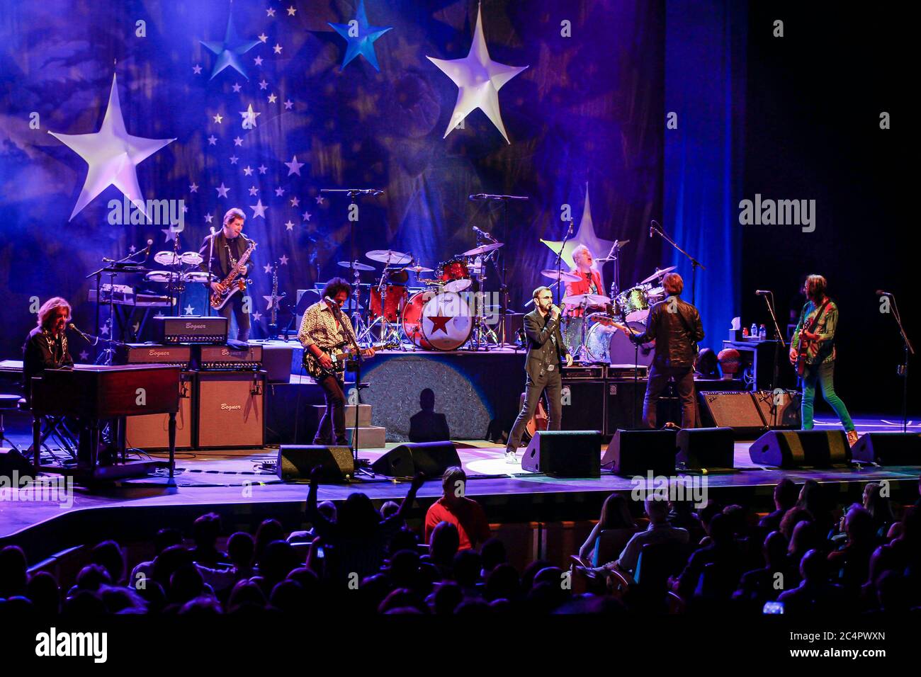 Gregg Rolie, Warren Ham, Steve Lukather, Richard page, Todd Rundgren et Gregg Bissonette se produit avec Ringo Starr et le All Starr Band en Floride. Banque D'Images