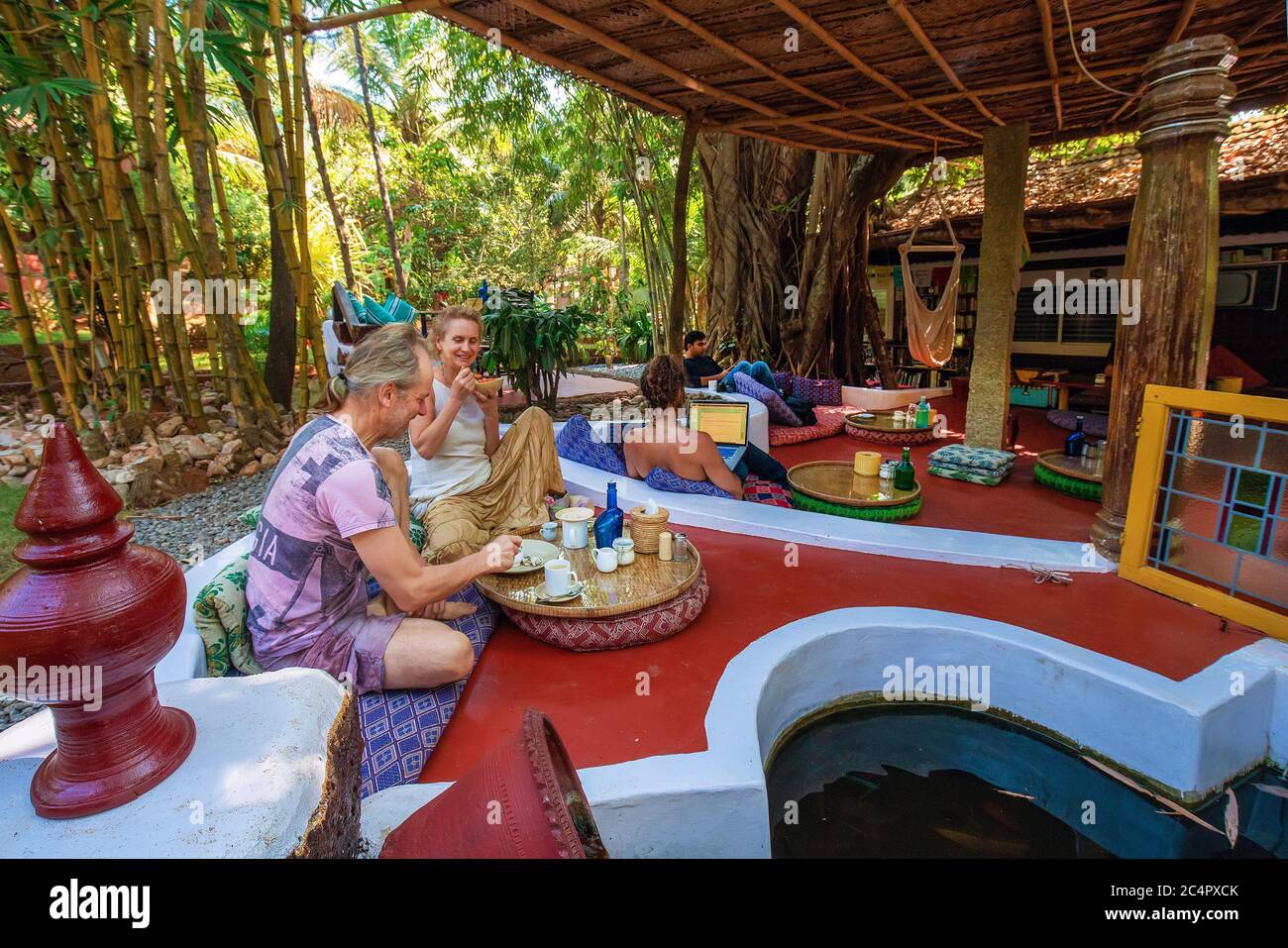 02/22/2019 Gokarna Inde . - couple d'Allemagne souriant . Petit déjeuner savoureux dans smal lhotel au sud de l'Inde. Bonjour ! Banque D'Images