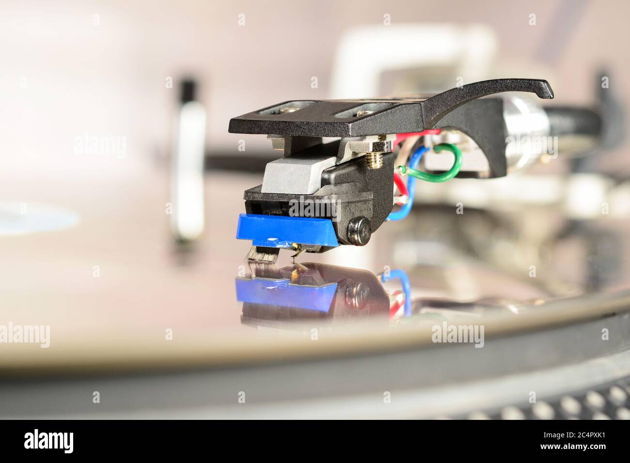 Cartouche Audiophile montée dans un boîtier avec réflexion sur la surface du miroir. Vinyle enregistre l'équipement, macro, gros plan Banque D'Images