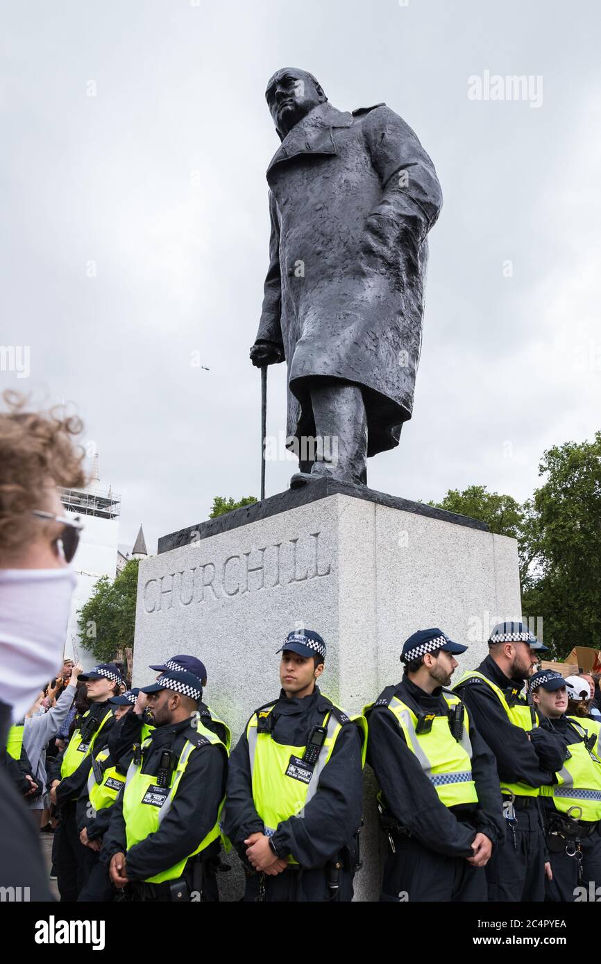 La police protégeant la statue de Churchill à une Black Lives Matter proteste à Londres Banque D'Images