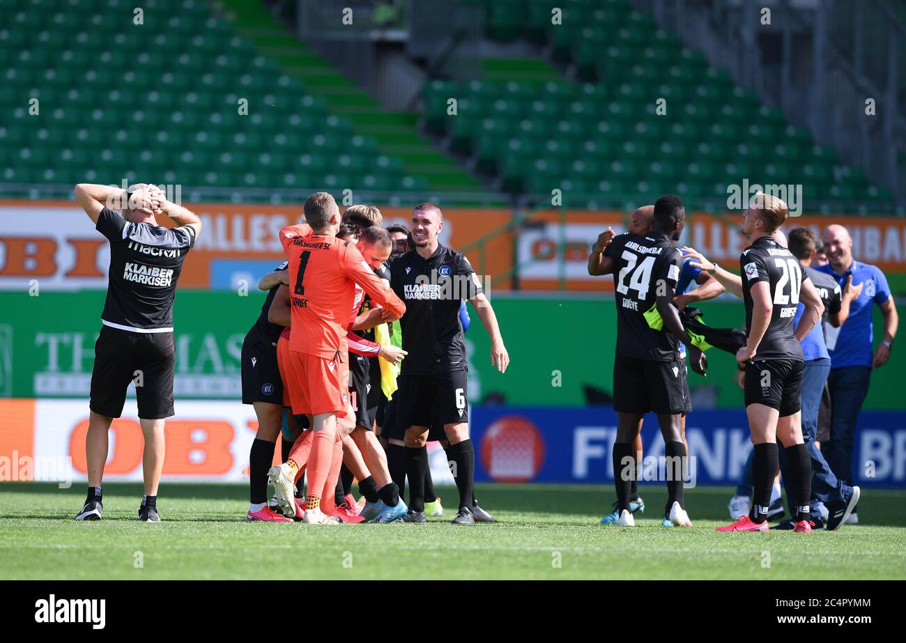 Fuerth, Allemagne. 28 juin 2020. Acclamations, applaudissent, joie, émotion, applaudissent, réjouissance, joie, émotions, émotionnelles après la fin du jeu. Le KSC sécurise la deuxième classe. GES/football/2ème Bundesliga: Greuther Furth - Karlsruher SC, 28 juin 2020 football/Soccer: 2ème ligue: Greuther Furth vs Karlsruhe, Fuerth, 28 juin 2020 | usage dans le monde crédit: dpa/Alay Live News Banque D'Images