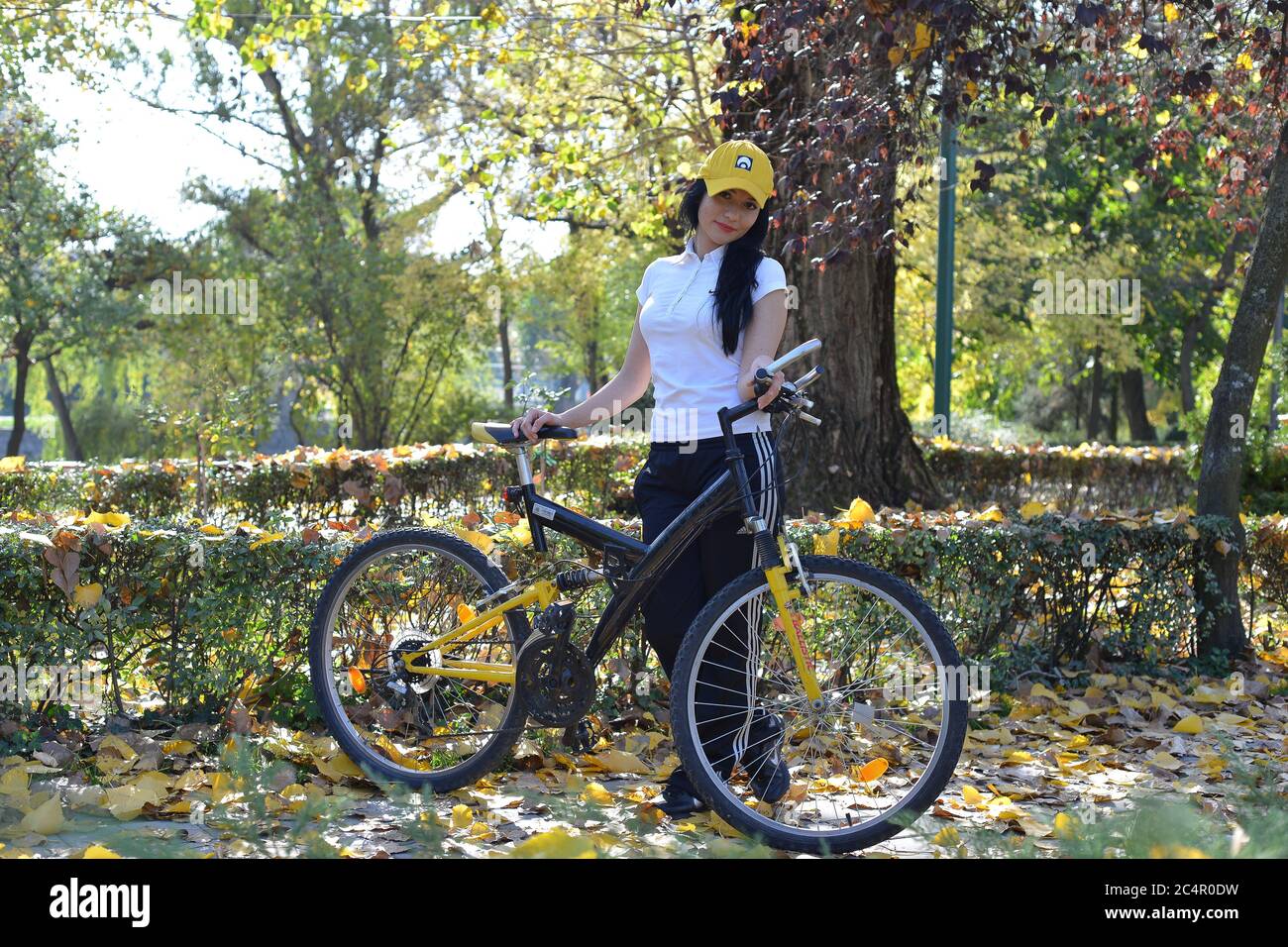 Portrait d'une jeune femme qui fait du vélo dans le parc, le jour de l'automne Banque D'Images