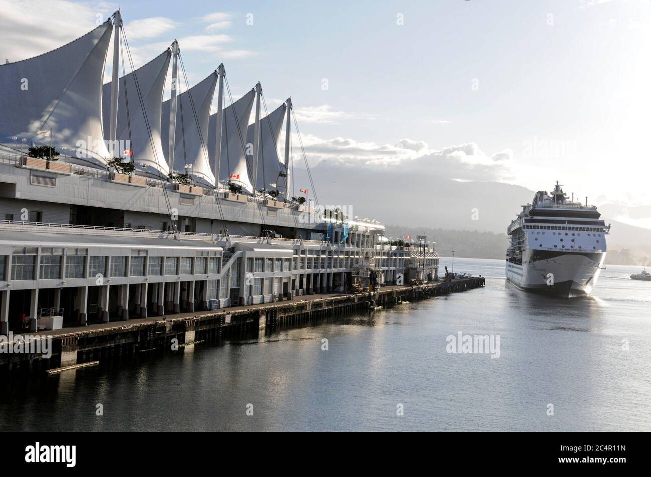 Le bateau de croisière Millenuim arrive à quai à côté du centre des congrès de Vancouver. Banque D'Images