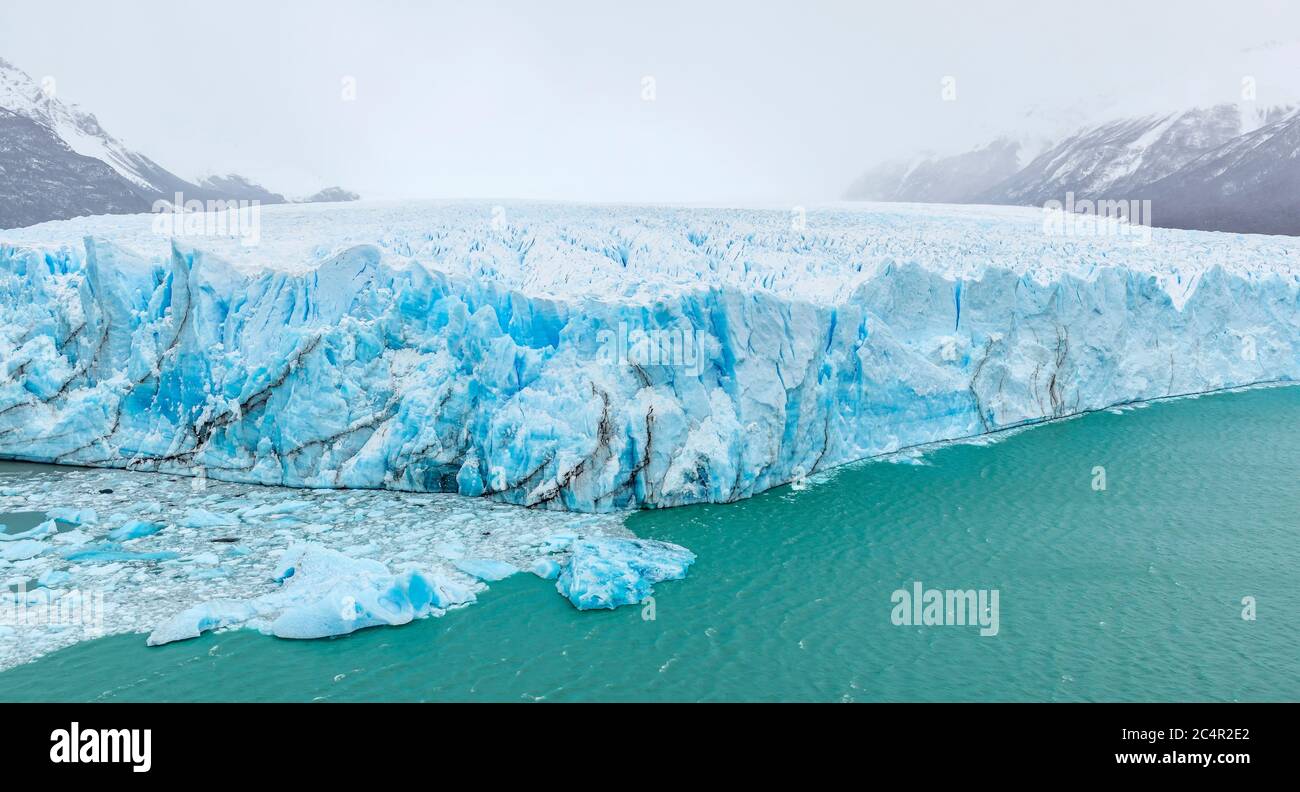 Panorama sur le glacier Perito Moreno dans la brume et le brouillard de l'hiver en Patagonie, parc national de Los Glaciares, Argentine. Banque D'Images