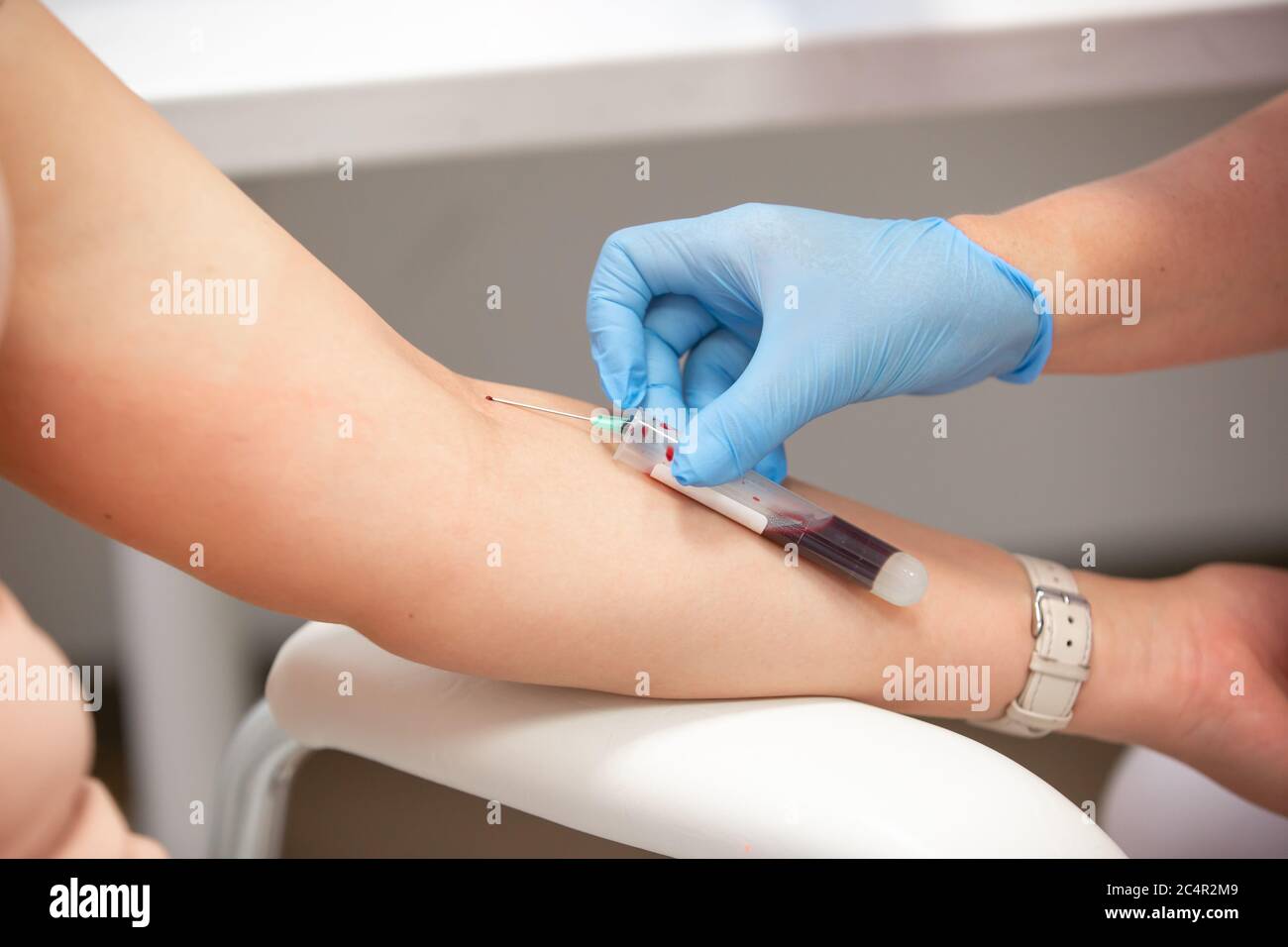 Prélèvement sanguin, infirmière prenant du sang d'une veine, soins de santé et concept médical Banque D'Images