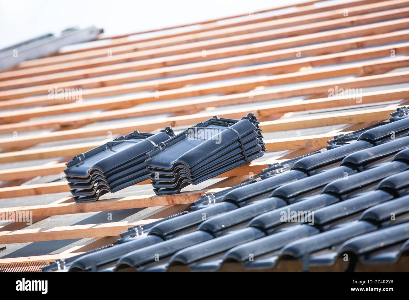 Toit noir de tuiles brûlées reconstruction pour la vieille maison, concept de bâtiment Banque D'Images