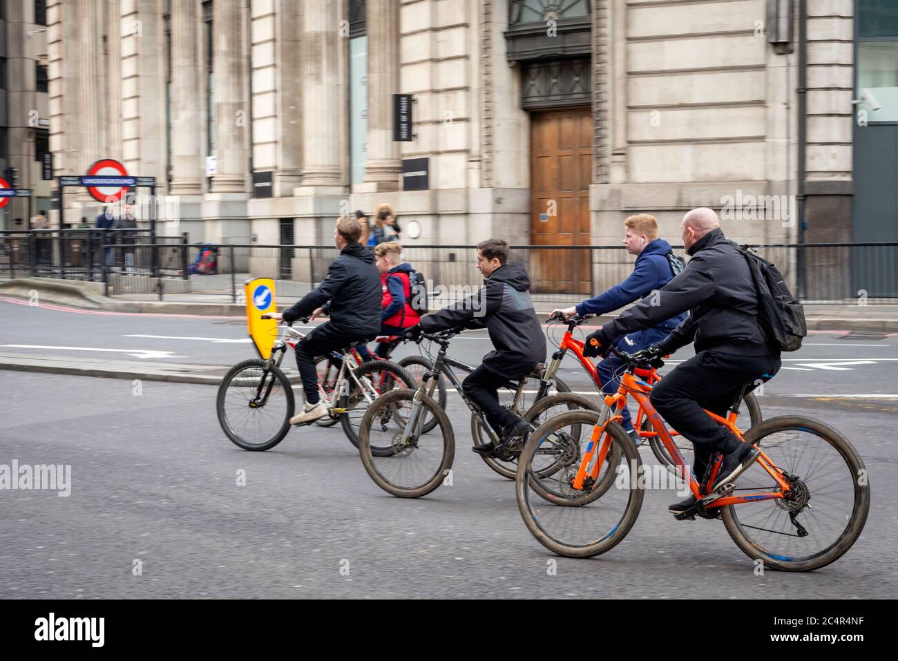 Londres vélo comme des adolescents avec des vélos à la conduite décontractée imprudente et non protégée sans casque sur King William Street dimanche matin, Londres, Royaume-Uni Banque D'Images