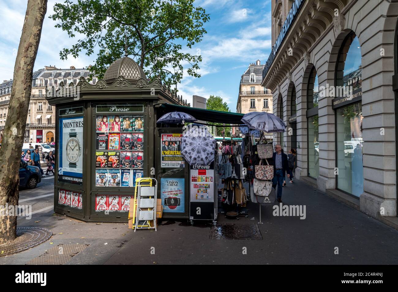 Les kiosques de journaux emblématiques de Paris, boulevard des Capucines. Banque D'Images