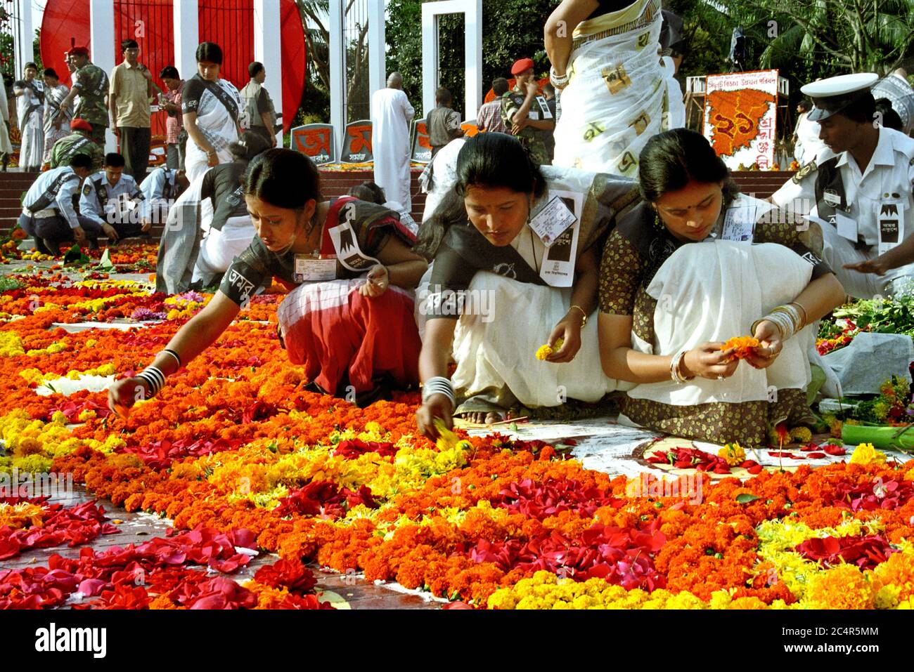 Les filles décorent le Minar Shahid central (Monument pour le martyr du mouvement des langues le 21 février 1952) à Dhaka, au Bangladesh, à la veille de l'Inte Banque D'Images