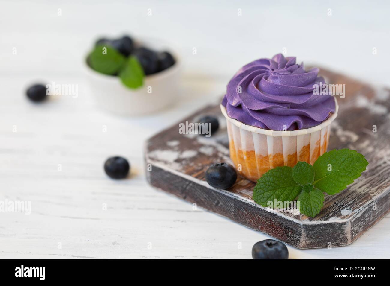 Muffins en velours violet maison doux et soyeux avec confiture de tube, sélection Banque D'Images