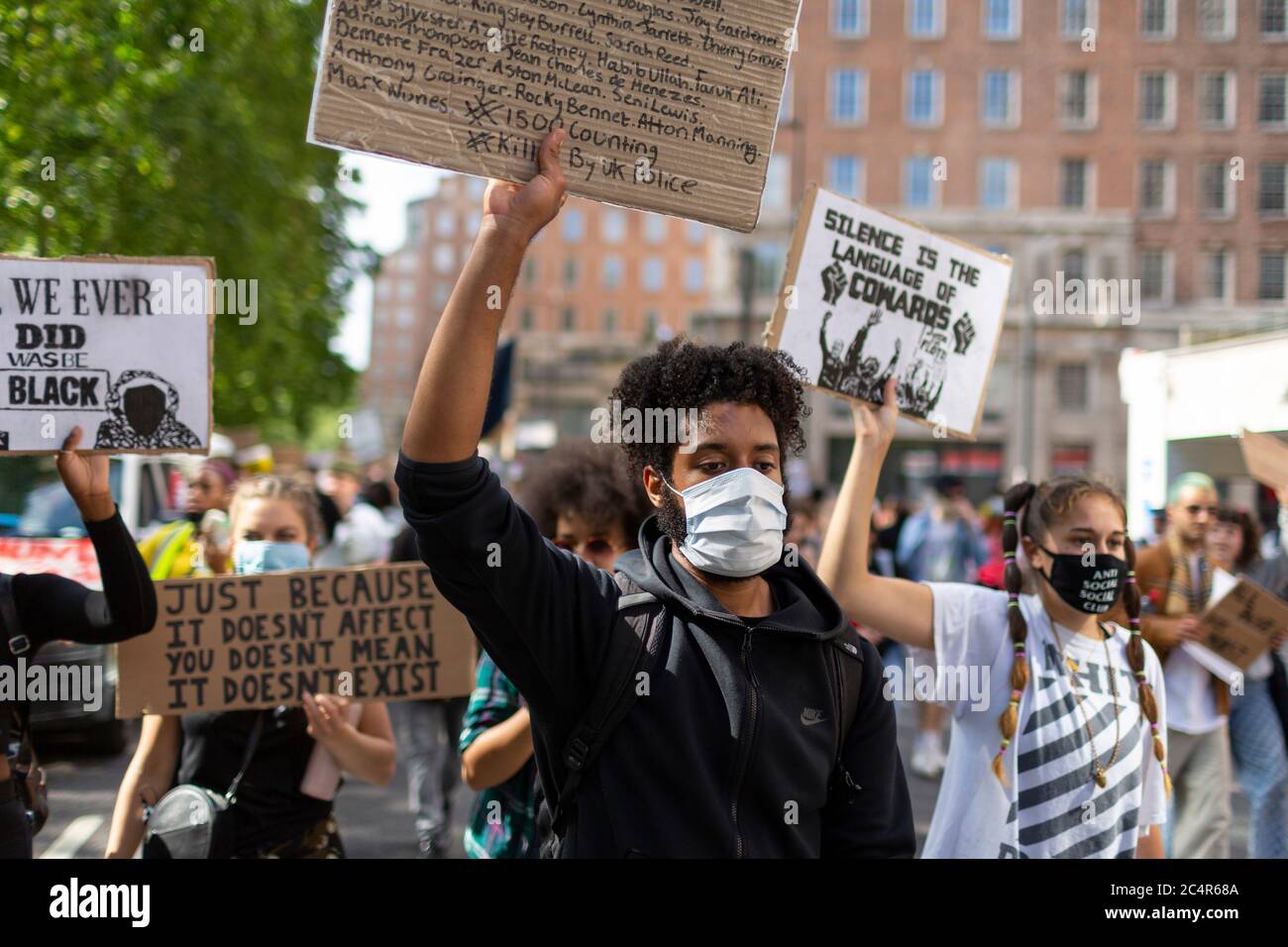 Des manifestants ont fait des signes lors d'une manifestation sur l'affaire Black Lives, Londres, 20 juin 2020 Banque D'Images