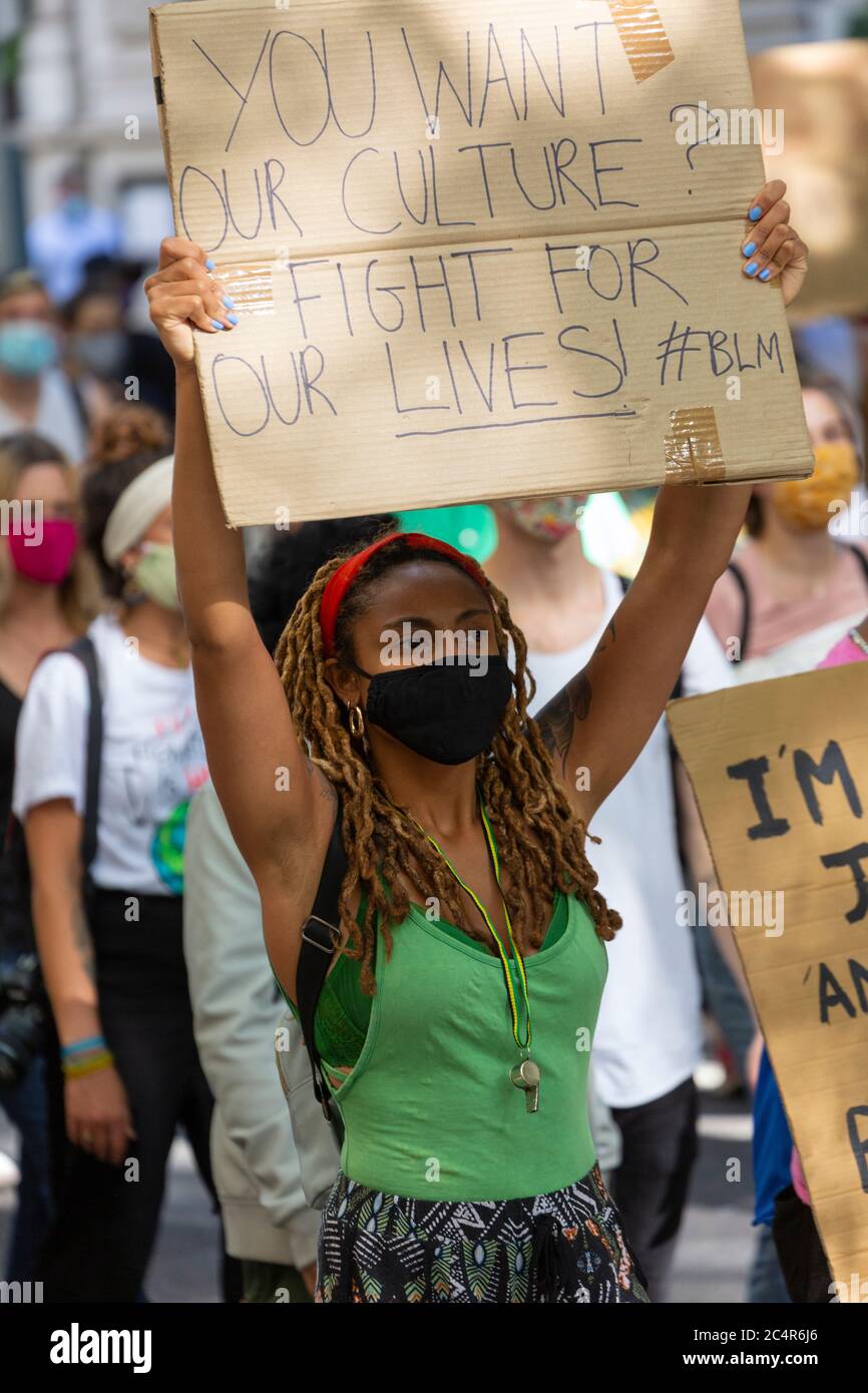 Une fille tient un panneau lors d'une démonstration de Black Lives Matter, Londres, 20 juin 2020 Banque D'Images