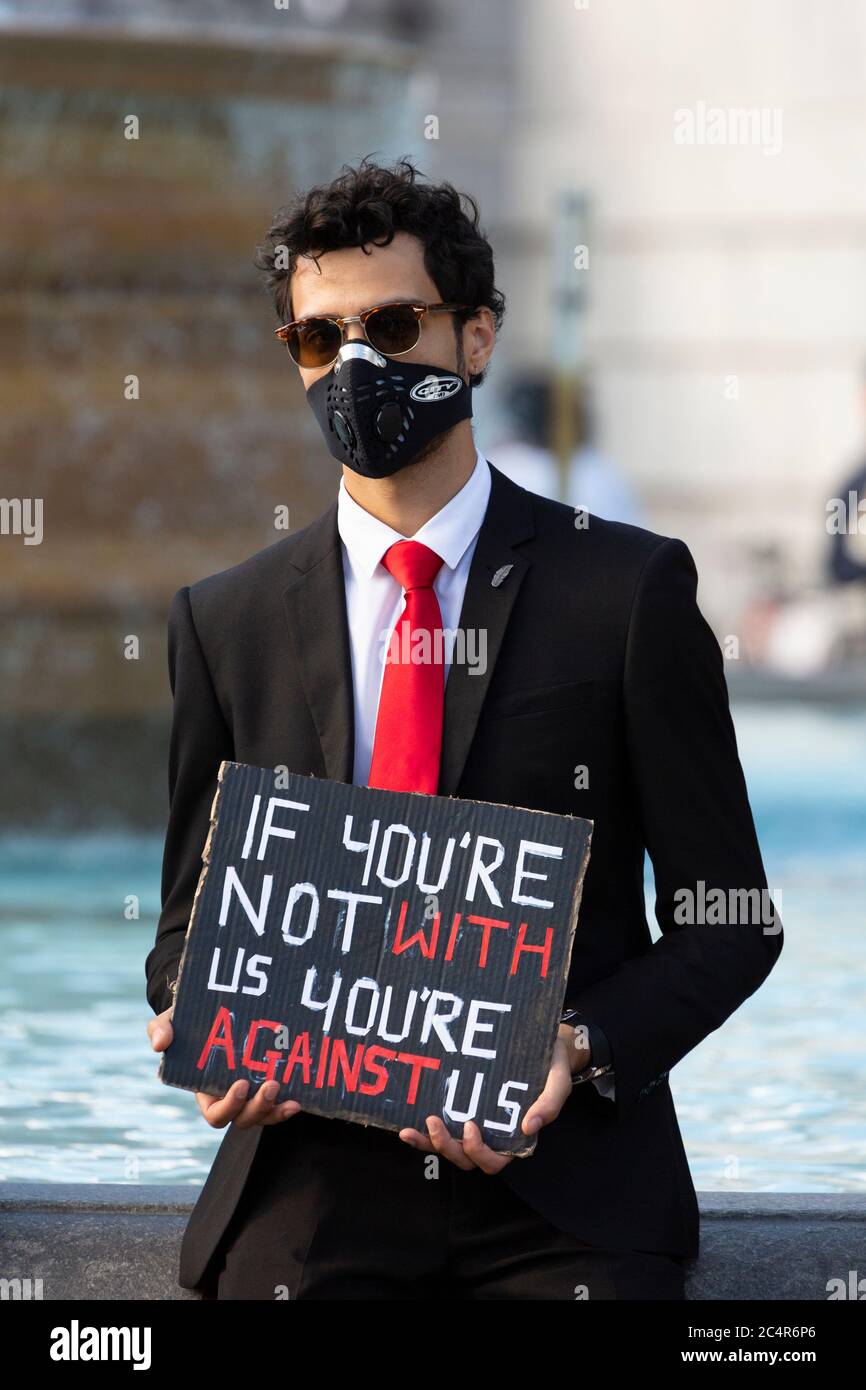 Un homme tenant un panneau de protestation lors d'une manifestation de Black Lives Matter, Trafalgar Square, Londres, 20 juin 2020 Banque D'Images