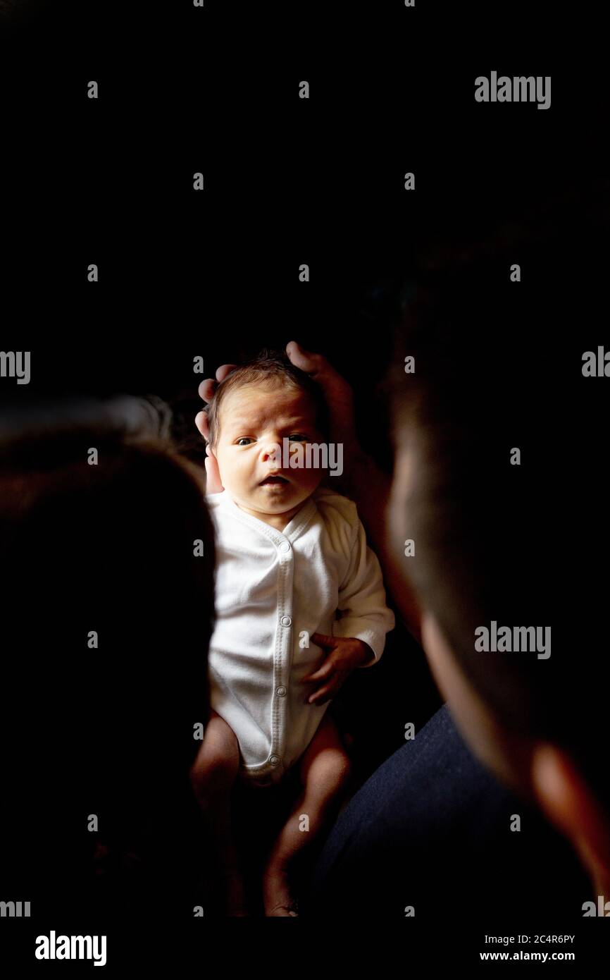 Le jeune père et la mère tiennent leur bébé fils nouveau-né. Maman, papa et bébé. Concept de famille heureux. Copier l'espace Banque D'Images