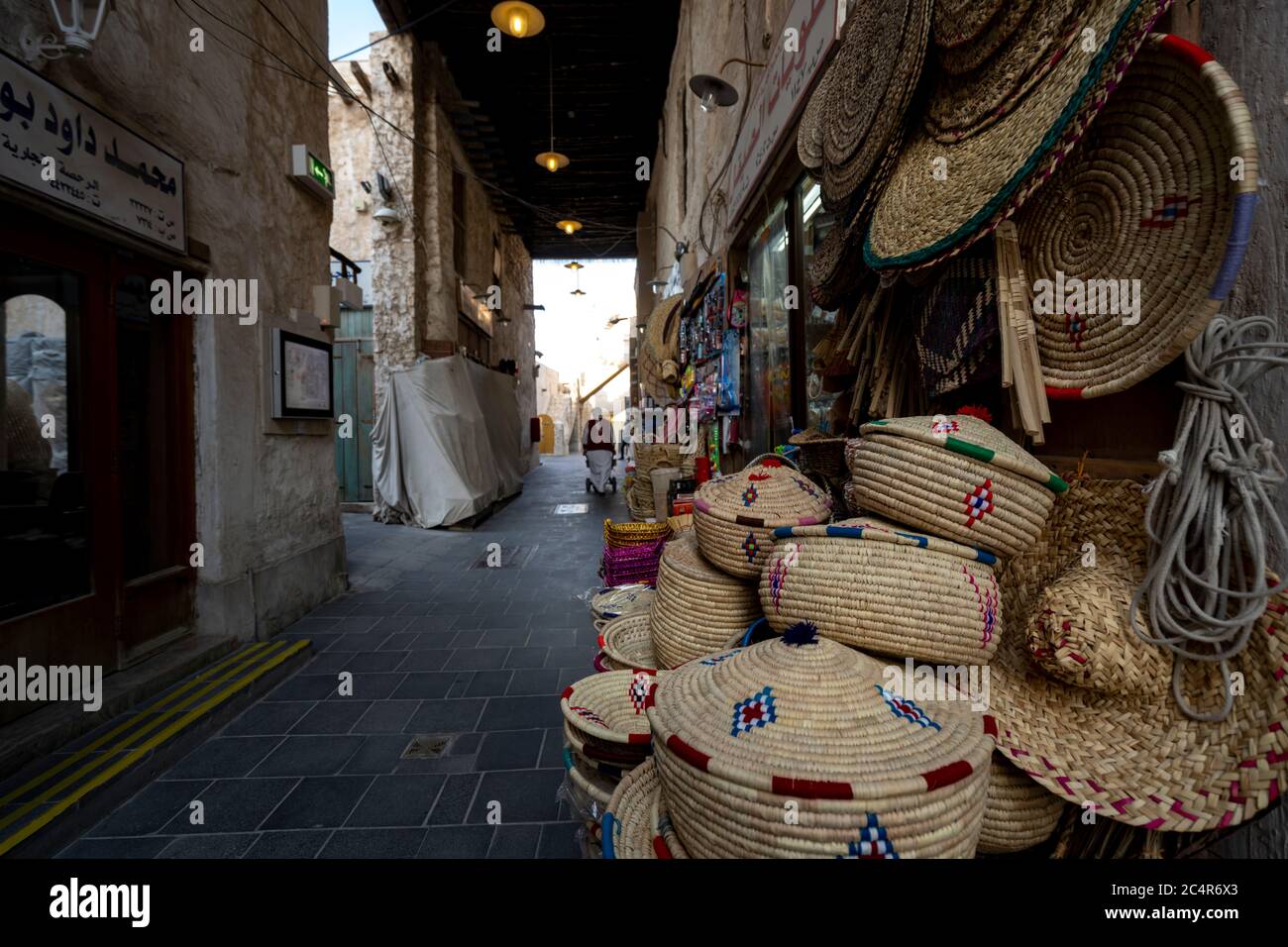 Souq Waqif est encore vide après que les autorités aient mis en œuvre la deuxième phase de relâchement des restrictions visant à prévenir la propagation du coronavirus, avec seulement peu de personnes marchant dans les rues du Souq. La deuxième phase d'ouverture permettra de voir des restaurants, des musées, des galeries d'art, des plages s'ouvrant aux visiteurs avec restriction et capacité limitée, comme les cas de COVID-19 dans le pays continuent de baisser avec l'économie locale qui souffre toujours des effets de la pandémie Banque D'Images