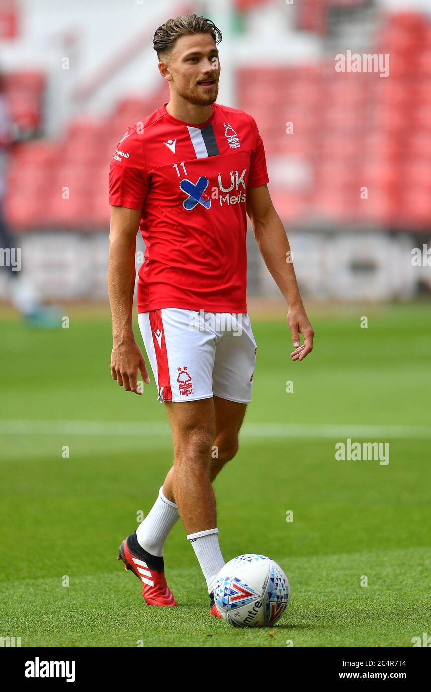 NOTTINGHAM, ANGLETERRE. 28 JUIN - Matty Cash (11) de la forêt de Nottingham se réchauffe lors du match de championnat Sky Bet entre la forêt de Nottingham et la ville de Huddersfield au City Ground, Nottingham, le dimanche 28 juin 2020. (Crédit : Jon Hobley | MI News) crédit : MI News & Sport /Alay Live News Banque D'Images