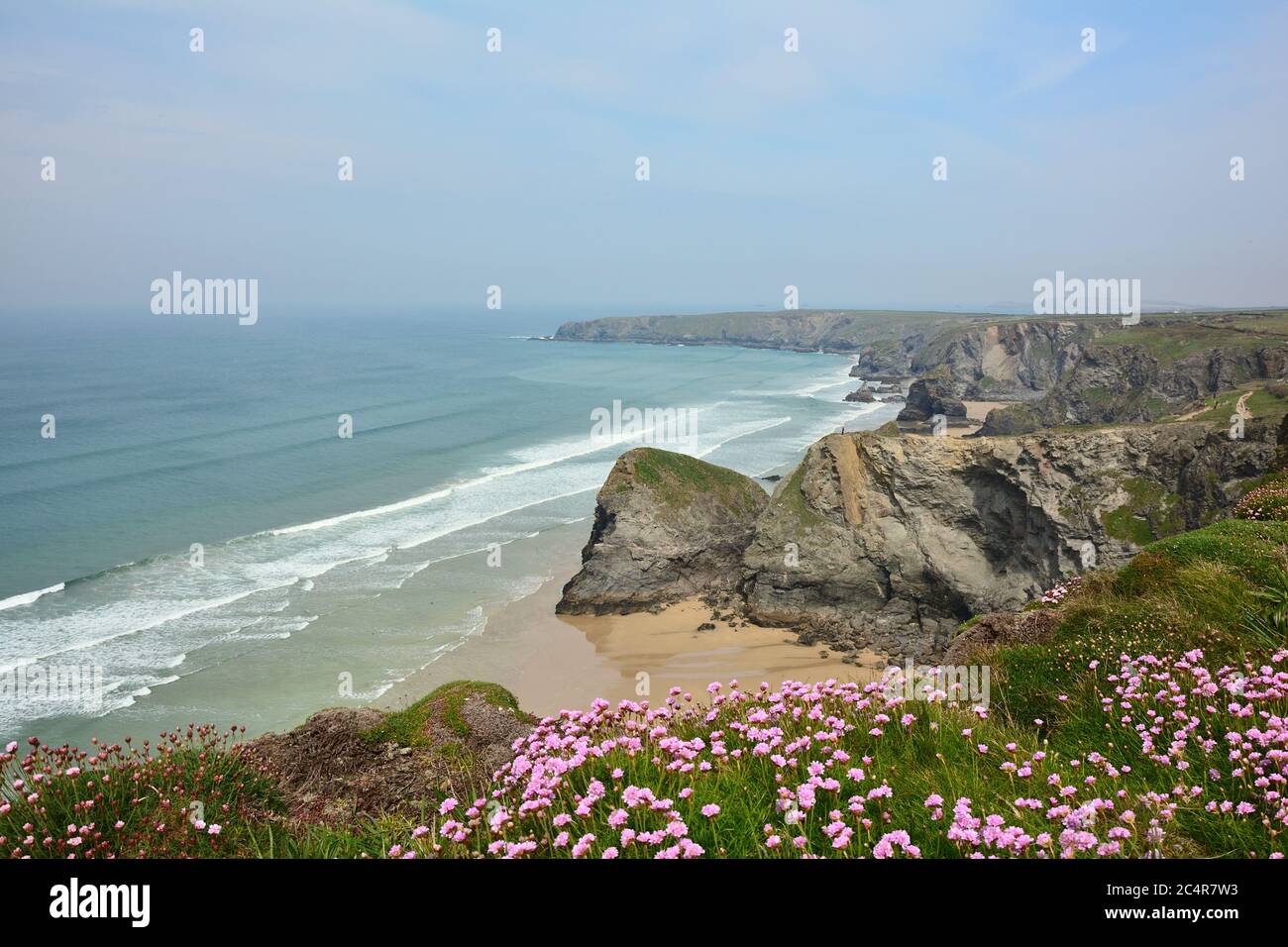 Bedruthan Steps vue sur la falaise à marée basse à Cornwall, Royaume-Uni Banque D'Images