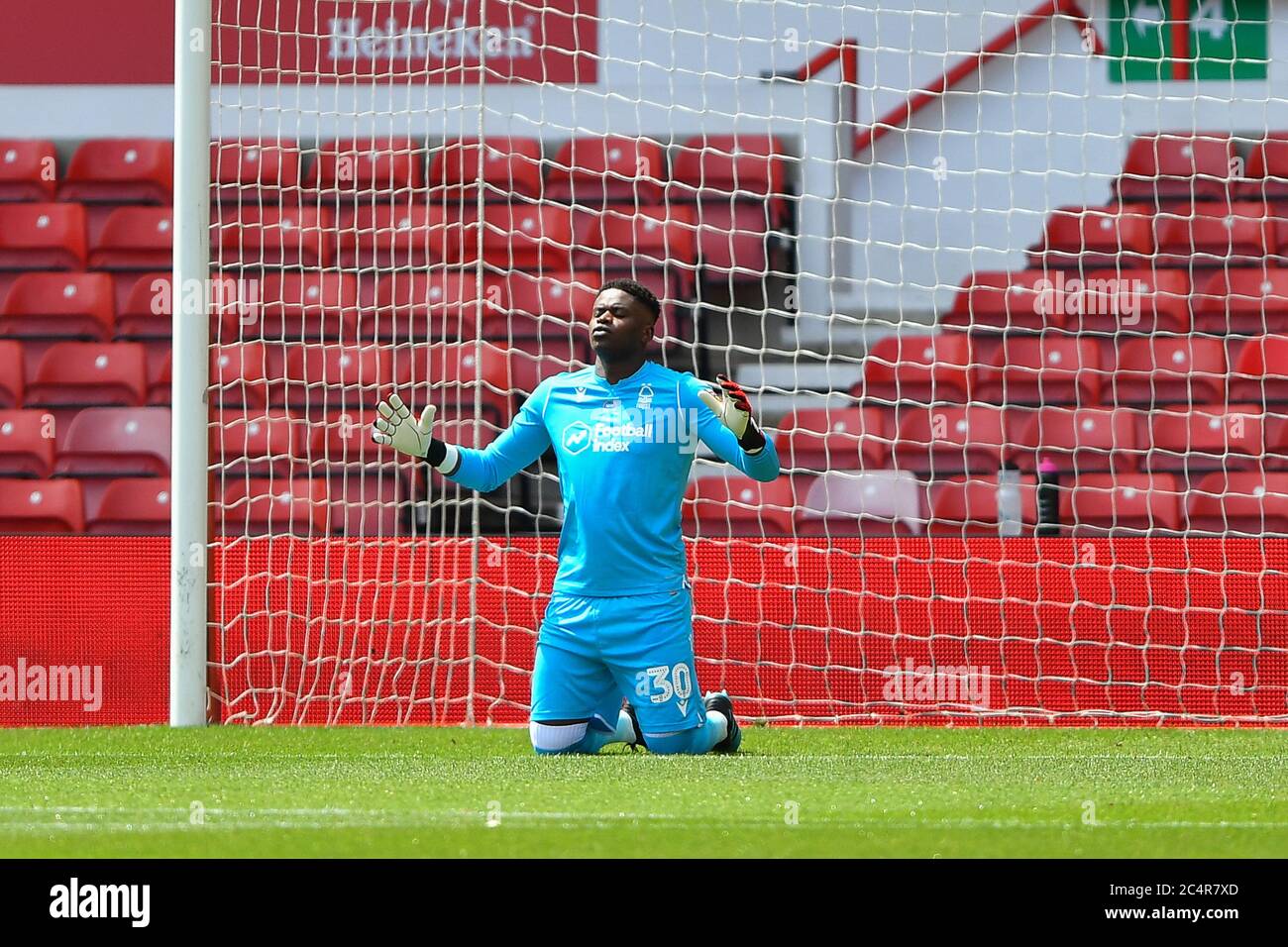 NOTTINGHAM, ANGLETERRE. 28 JUIN - Brice Samba (30) de la forêt de Nottingham pendant le match de championnat de pari de ciel entre la forêt de Nottingham et la ville de Huddersfield au City Ground, Nottingham, le dimanche 28 juin 2020. (Crédit : Jon Hobley | MI News) crédit : MI News & Sport /Alay Live News Banque D'Images