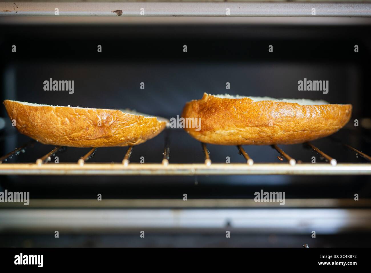 Deux tranches de bagel à l'intérieur d'un four grille-pain. Banque D'Images