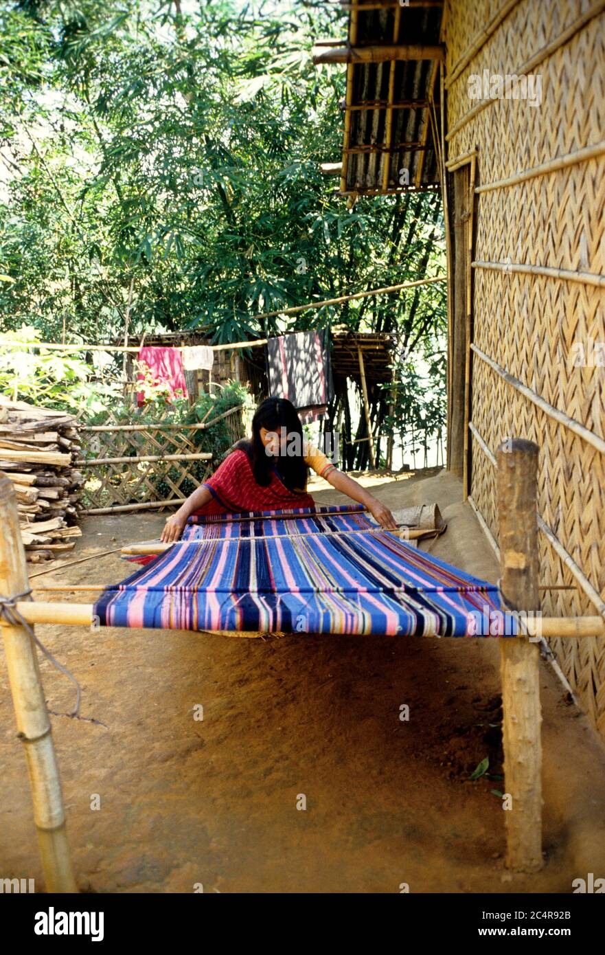 Une femme tribale se tisse de 'tenon' (matériel pour les vêtements). Banque D'Images