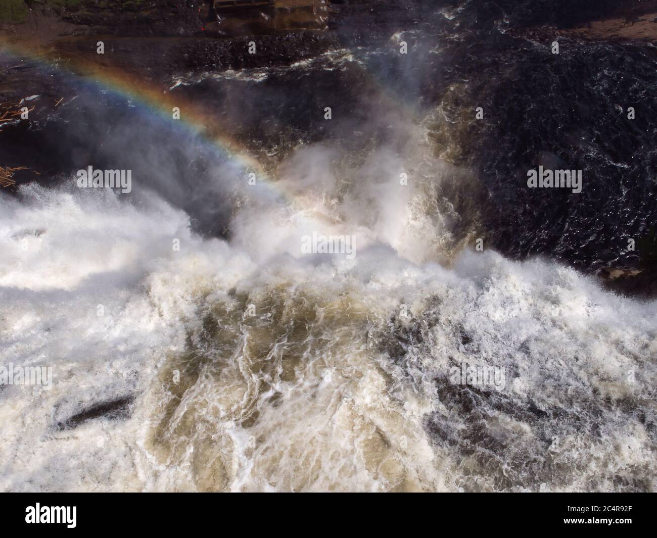 Vue de dessus de l'eau tombant d'une chute avec un arc-en-ciel Banque D'Images