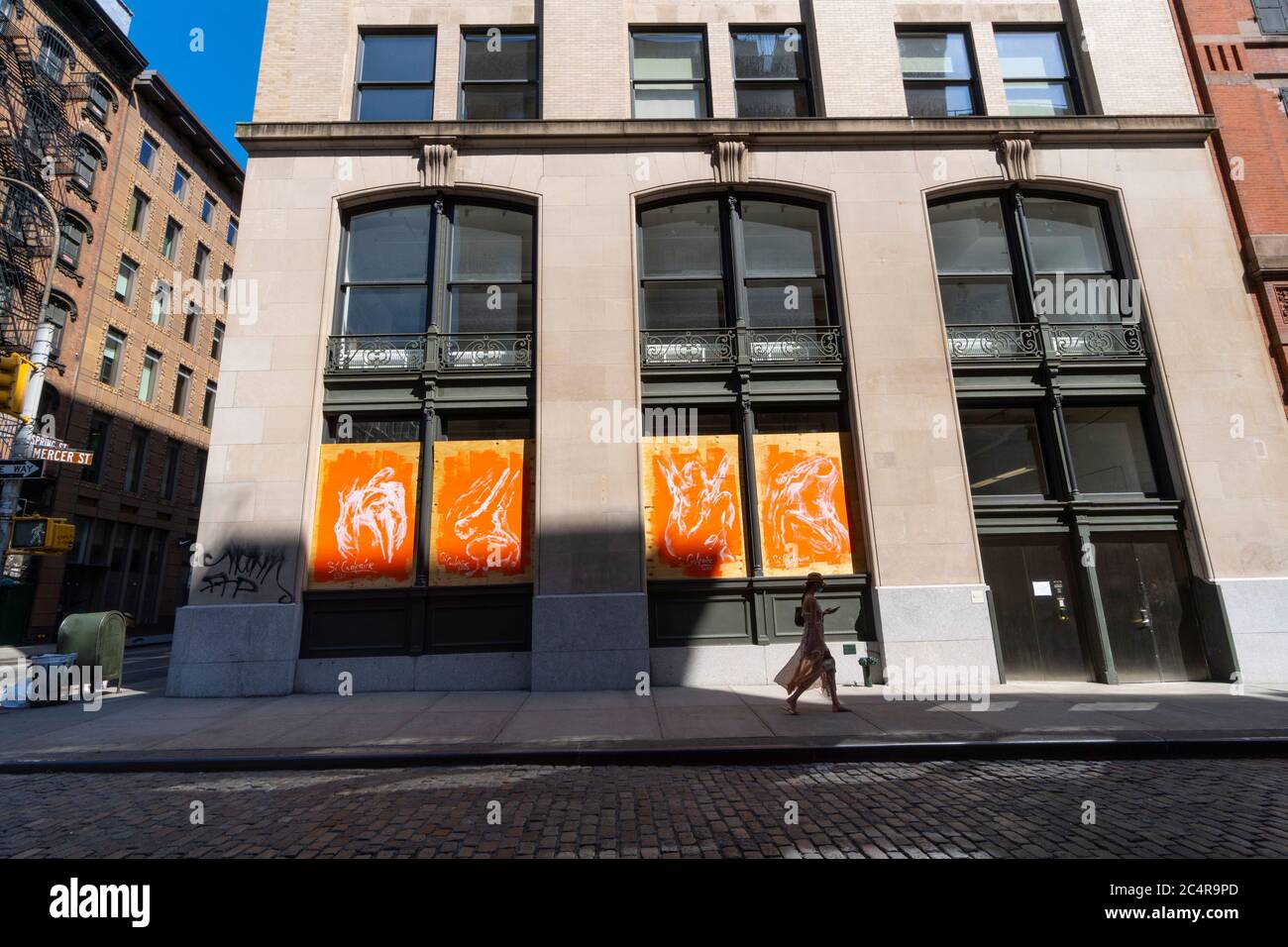 De nombreux artistes créent une fresque sur le panneau de barricade des vitrines de magasins dans de nombreux endroits à SOHO à New York City NY USA le 21 2020 juin. Banque D'Images