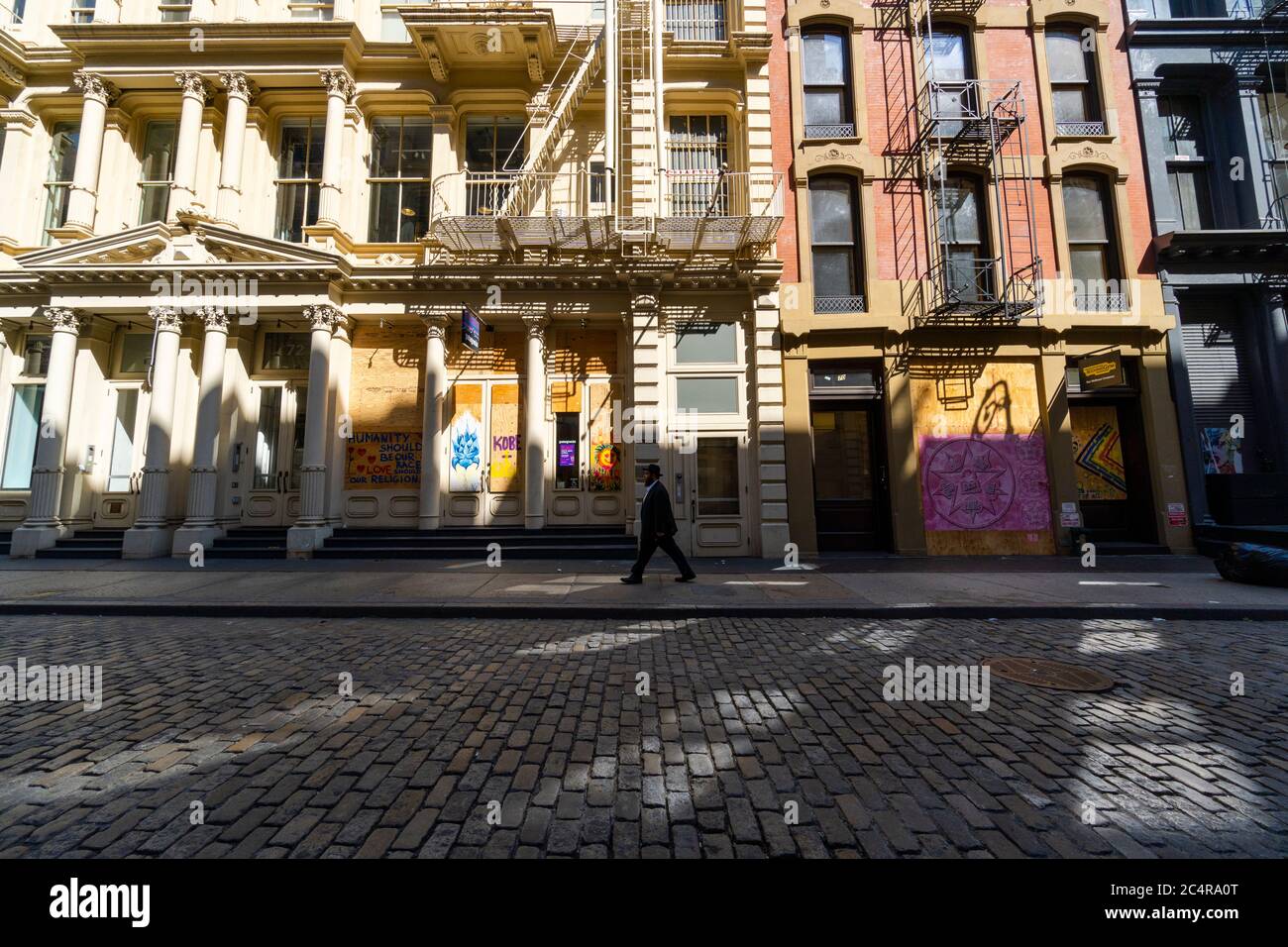 De nombreux artistes créent une fresque sur le panneau de barricade des vitrines de magasins dans de nombreux endroits à SOHO à New York City NY USA le 21 2020 juin. Banque D'Images