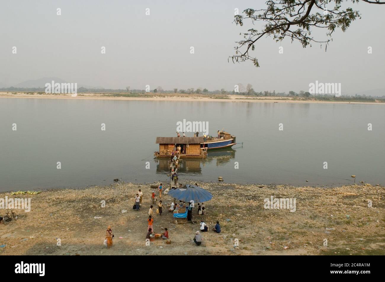 Arrivée en soirée à Myitkyina, état de Kachin, sur l'Irrawaddy. Banque D'Images