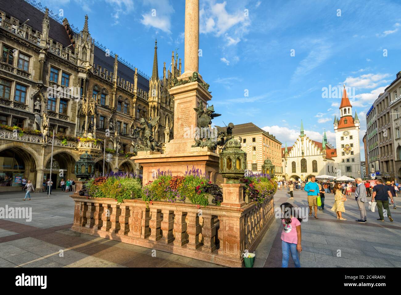 Munich, Allemagne – 1er août 2019 : magnifique place Marienplatz dans le vieux Munich. Les gens visitent le beau centre de Munich au coucher du soleil. Concept de voyage Banque D'Images