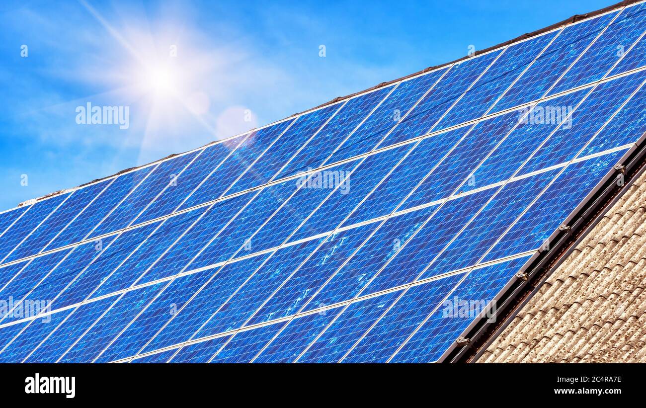 Panneau solaire sur le toit de la maison résidentielle. De nombreuses cellules solaires bleues sur le dessus du bâtiment pour l'énergie alternative. Panneaux photovoltaïques ECO sur le toit de la maison. Technolo Banque D'Images