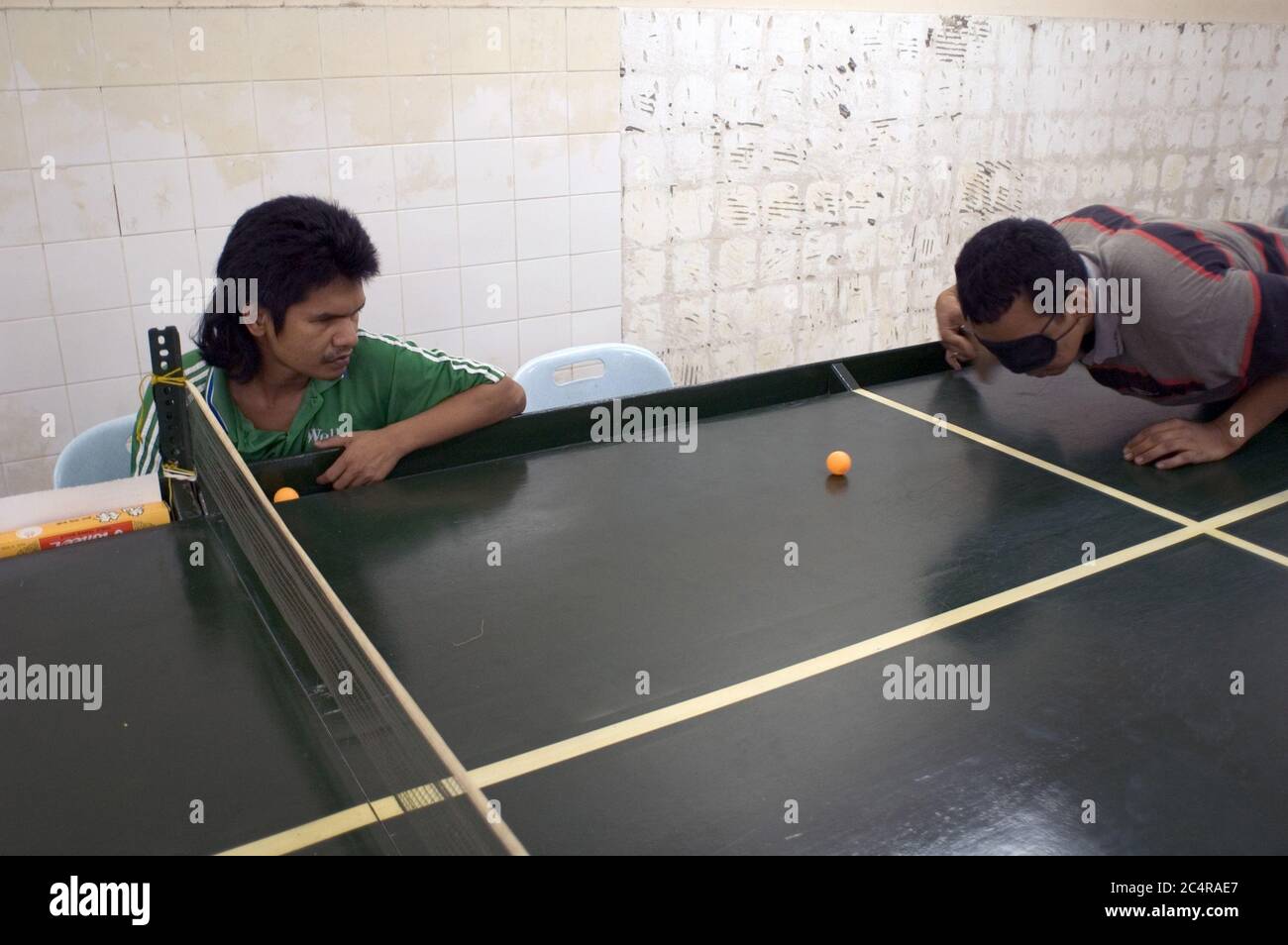 Le tennis de table pour les aveugles est un jeu d'audition. Le jeu s'arrête si la balle s'arrête. Pendant le grand prix de tennis de table organisé par le club de loisirs du MAB pendant les week-ends, il y a de nombreux cas où les concurrents crient dans la frustration des gens dans la salle d'activité, qui ont des collations ou parlent à leurs amis, pour qu'ils puissent garder le volume bas. Banque D'Images