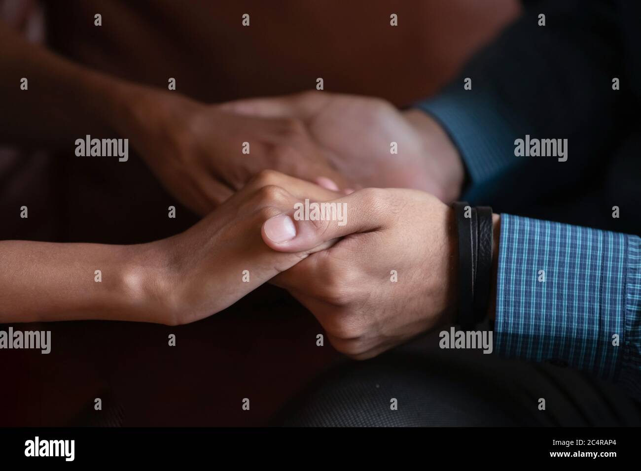 Couple multiethnique amoureux tenant les mains de gros plan image Banque D'Images