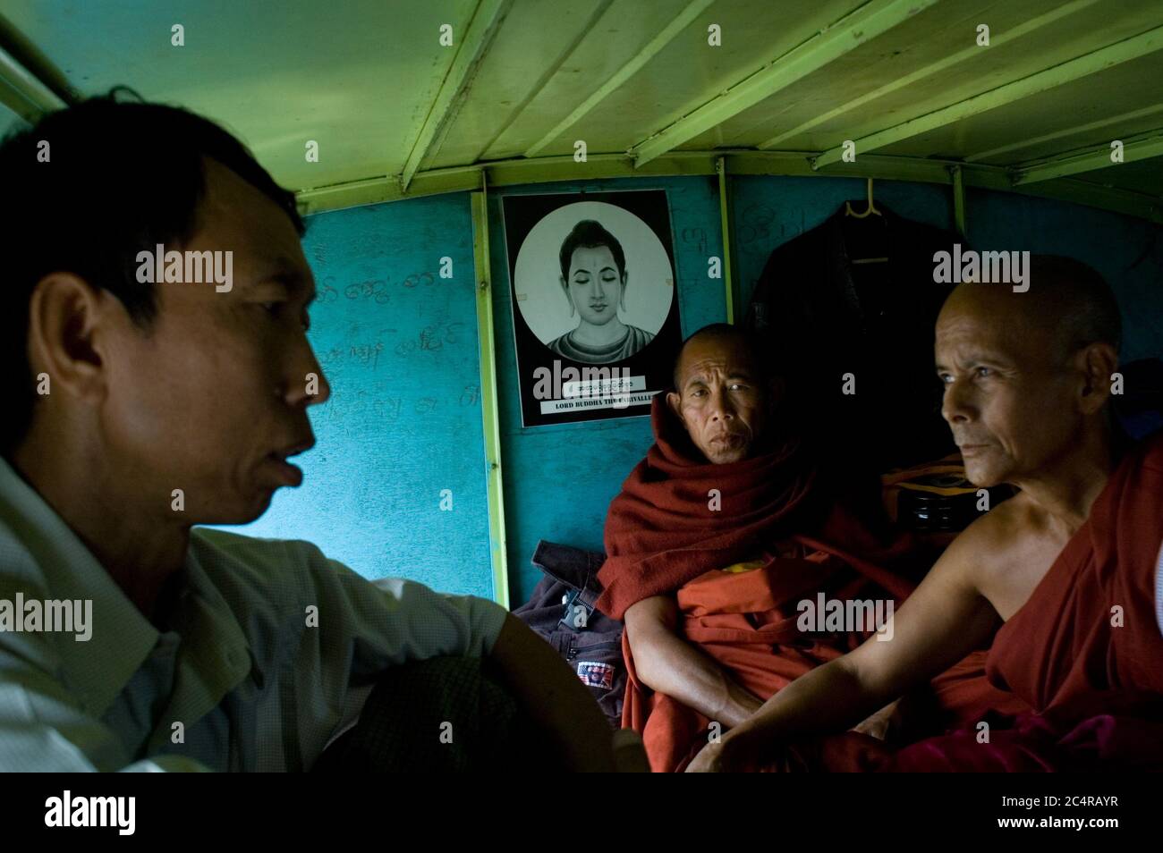 Moines voyageant dans le compartiment de classe supérieure du bateau express à Shwegu, Etat de Kachin. Banque D'Images