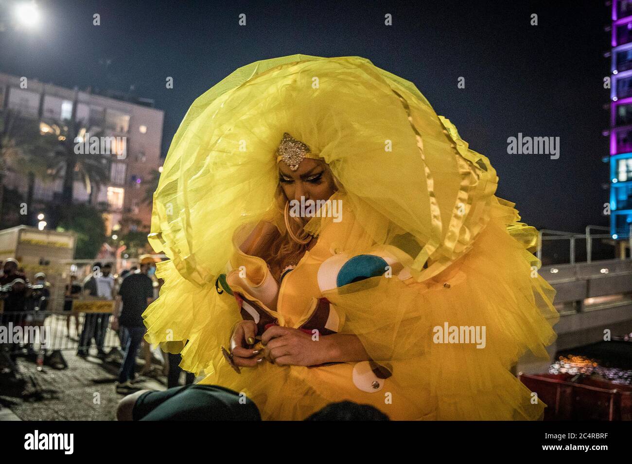 Tel Aviv, Israël. 28 juin 2020. Une personne en costume participe à un événement marquant le défilé annuel des homosexuels qui a été annulé cette année dans le contexte de la propagation de la pandémie du coronavirus. Crédit : Ilia Yefimovich/dpa/Alay Live News Banque D'Images