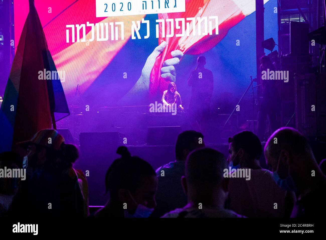 Tel Aviv, Israël. 28 juin 2020. Un DJ se produit sur scène lors d'un événement marquant le défilé annuel des homosexuels qui a été annulé cette année dans le contexte de la propagation de la pandémie du coronavirus. Crédit : Ilia Yefimovich/dpa/Alay Live News Banque D'Images