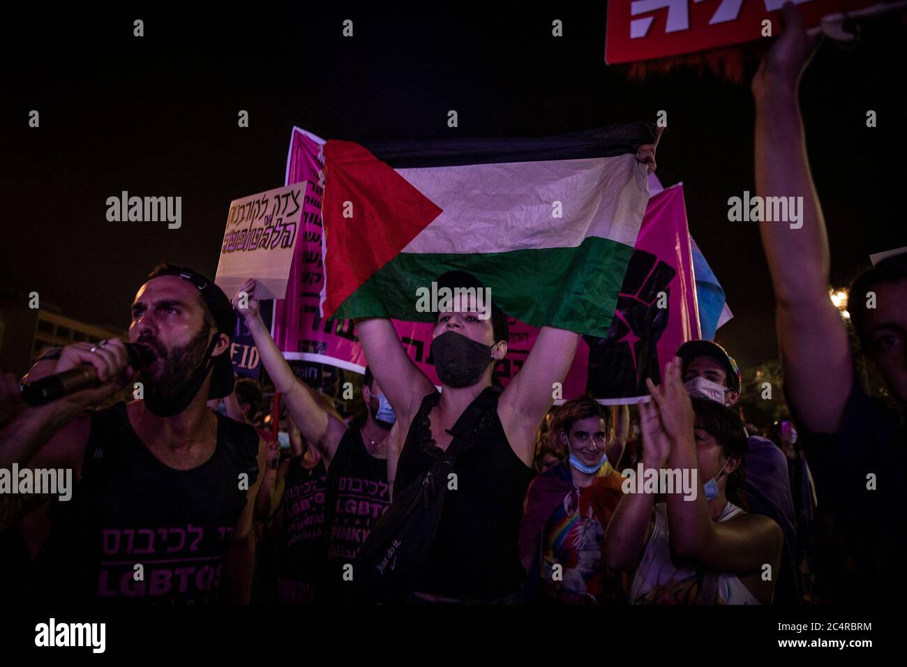 Tel Aviv, Israël. 28 juin 2020. Les gens participent à un événement marquant le défilé annuel des gais qui a été annulé cette année dans le contexte de la propagation de la pandémie du coronavirus. Crédit : Ilia Yefimovich/dpa/Alay Live News Banque D'Images