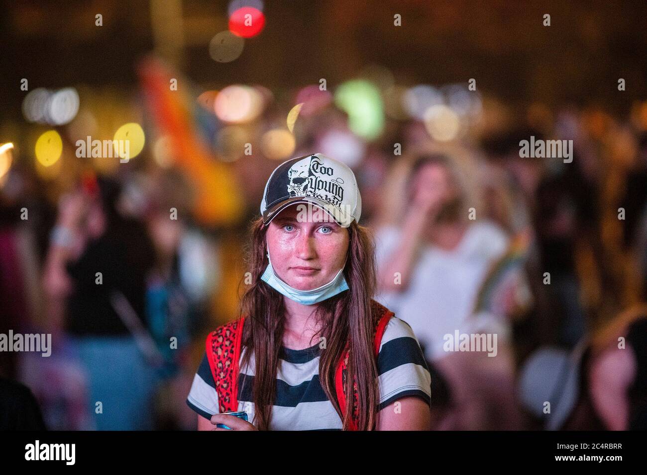 Tel Aviv, Israël. 28 juin 2020. Une femme participe à un événement pour marquer le défilé annuel des homosexuels qui a été annulé cette année dans le contexte de la propagation de la pandémie du coronavirus. Crédit : Ilia Yefimovich/dpa/Alay Live News Banque D'Images