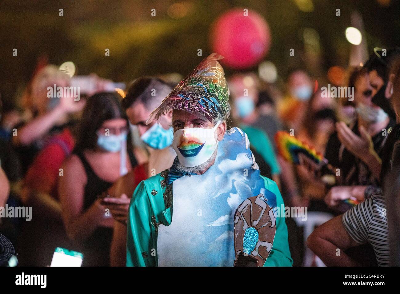 Tel Aviv, Israël. 28 juin 2020. Une personne en costume participe à un événement marquant le défilé annuel des homosexuels qui a été annulé cette année dans le contexte de la propagation de la pandémie du coronavirus. Crédit : Ilia Yefimovich/dpa/Alay Live News Banque D'Images