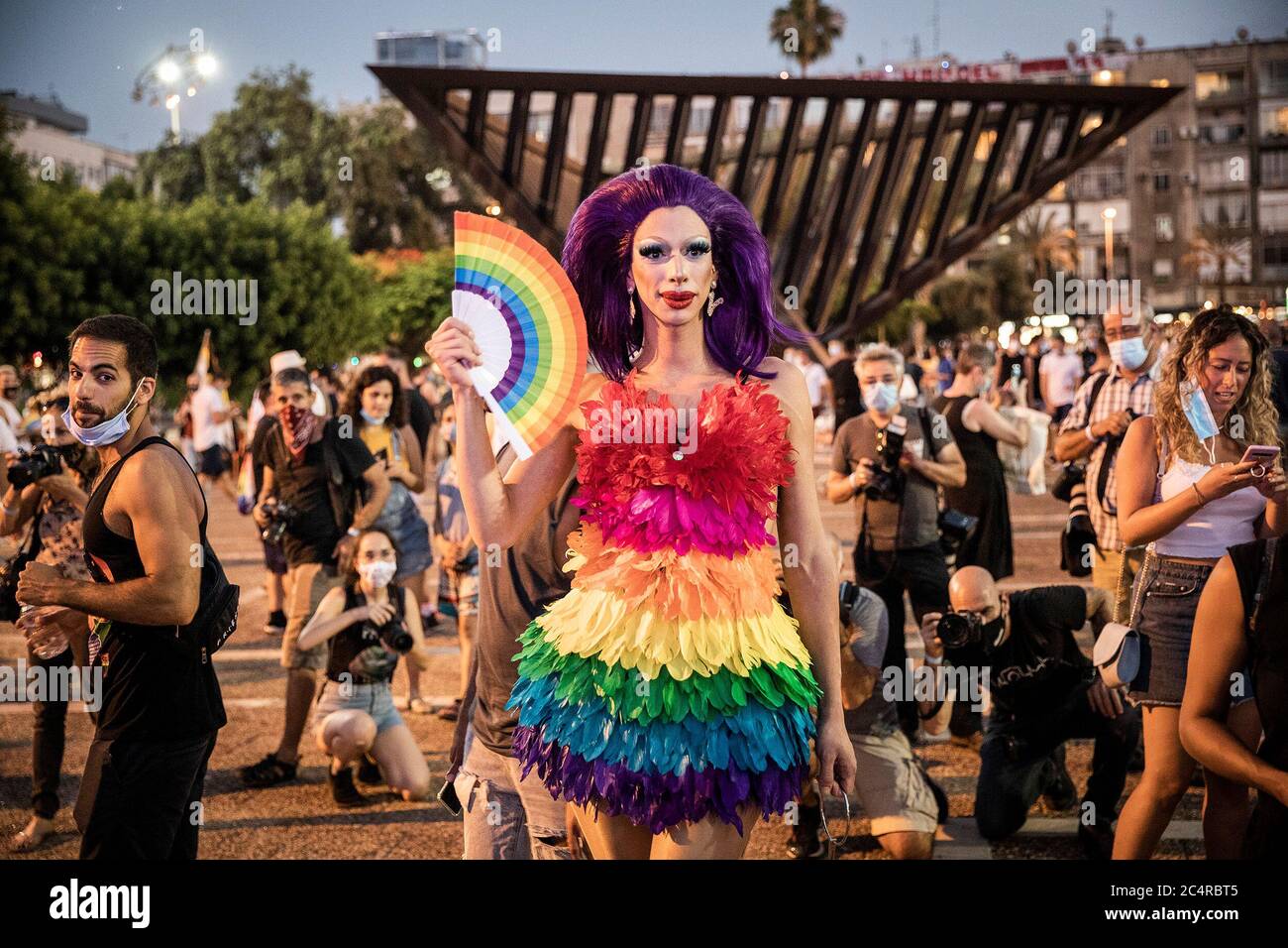 Tel Aviv, Israël. 28 juin 2020. Une personne en costume participe à un événement marquant le défilé annuel des homosexuels qui a été annulé cette année dans le contexte de la propagation de la pandémie du coronavirus. Crédit : Ilia Yefimovich/dpa/Alay Live News Banque D'Images