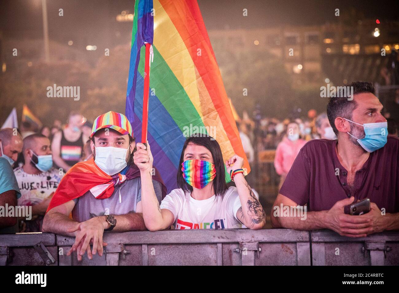 Tel Aviv, Israël. 28 juin 2020. Les gens participent à un événement marquant le défilé annuel des gais qui a été annulé cette année dans le contexte de la propagation de la pandémie du coronavirus. Crédit : Ilia Yefimovich/dpa/Alay Live News Banque D'Images
