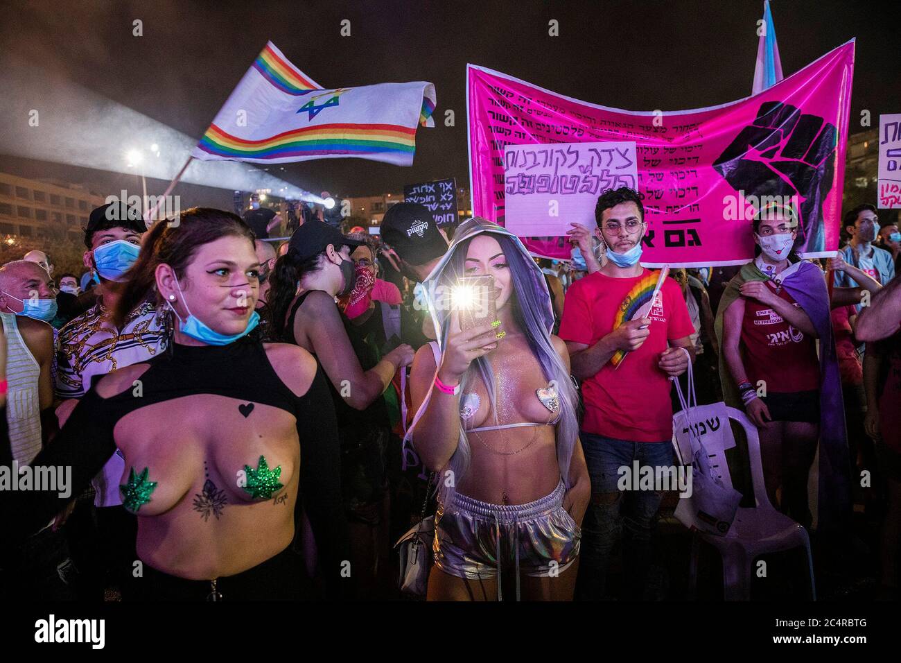 Tel Aviv, Israël. 28 juin 2020. Les gens participent à un événement marquant le défilé annuel des gais qui a été annulé cette année dans le contexte de la propagation de la pandémie du coronavirus. Crédit : Ilia Yefimovich/dpa/Alay Live News Banque D'Images