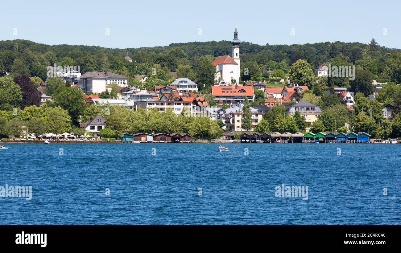 Paysage urbain de Starnberg avec église Saint-Joseph. Lac en premier plan. Banque D'Images