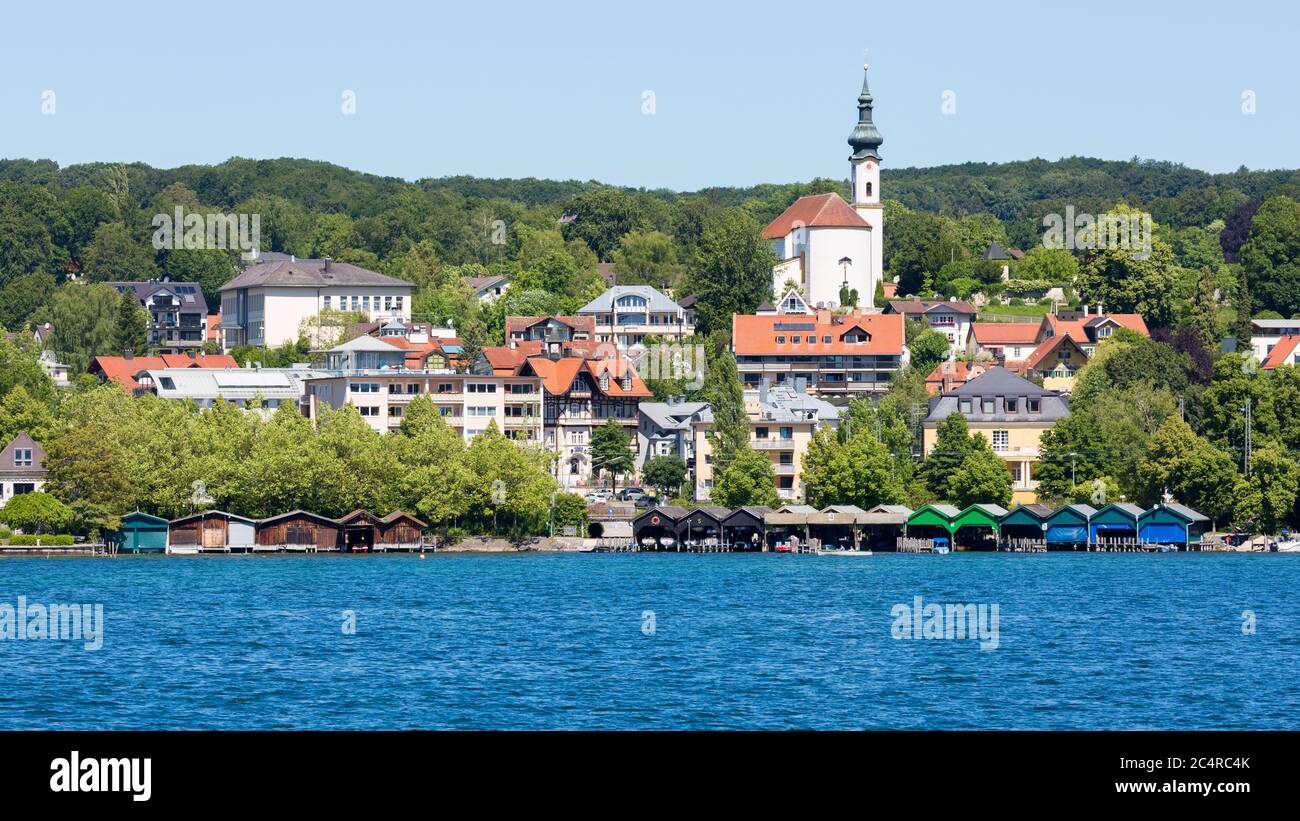 Vue sur la ville de Starnberg avec le lac de Starnberger Voir en premier plan. Avec des maisons de bateau colorées et l'église Saint-Joseph. Banque D'Images