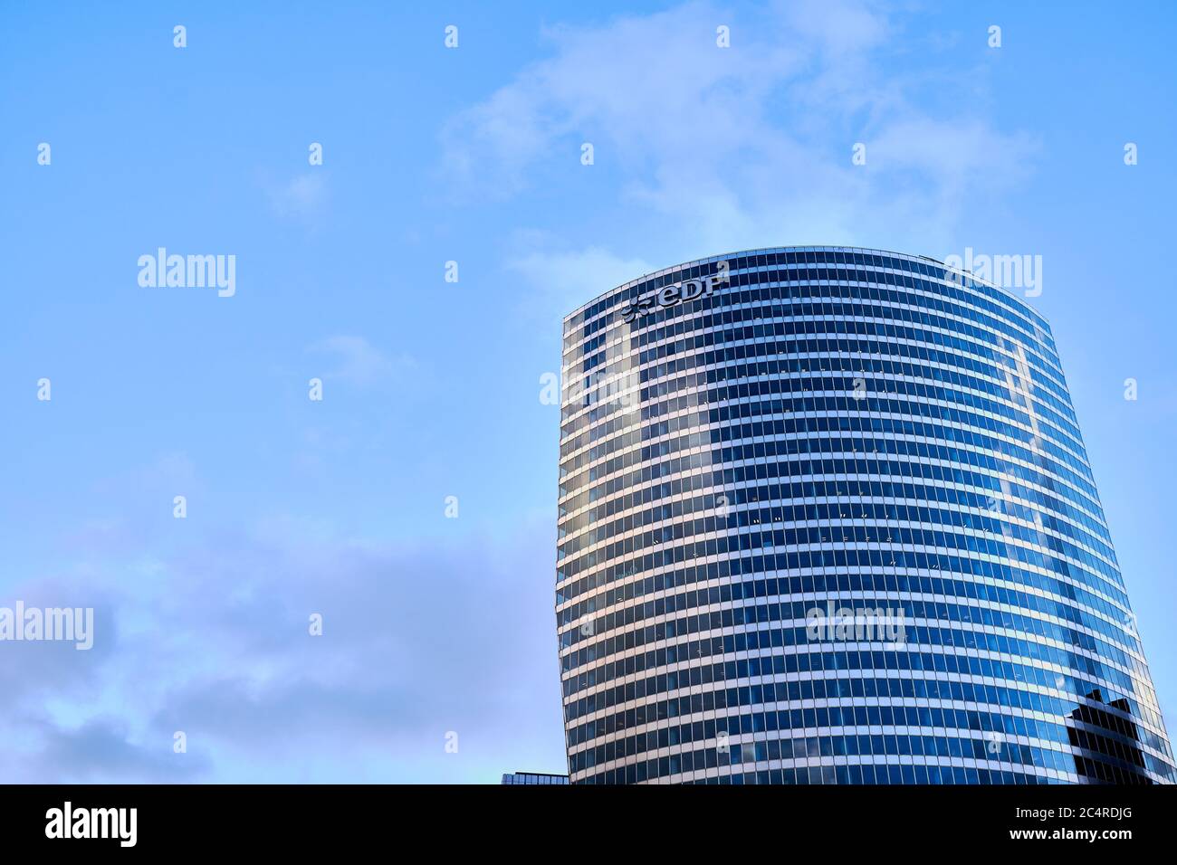 Siège, gratte-ciel et immeubles de bureaux du groupe EDF dans le quartier d'affaires de la Défense, Paris Banque D'Images