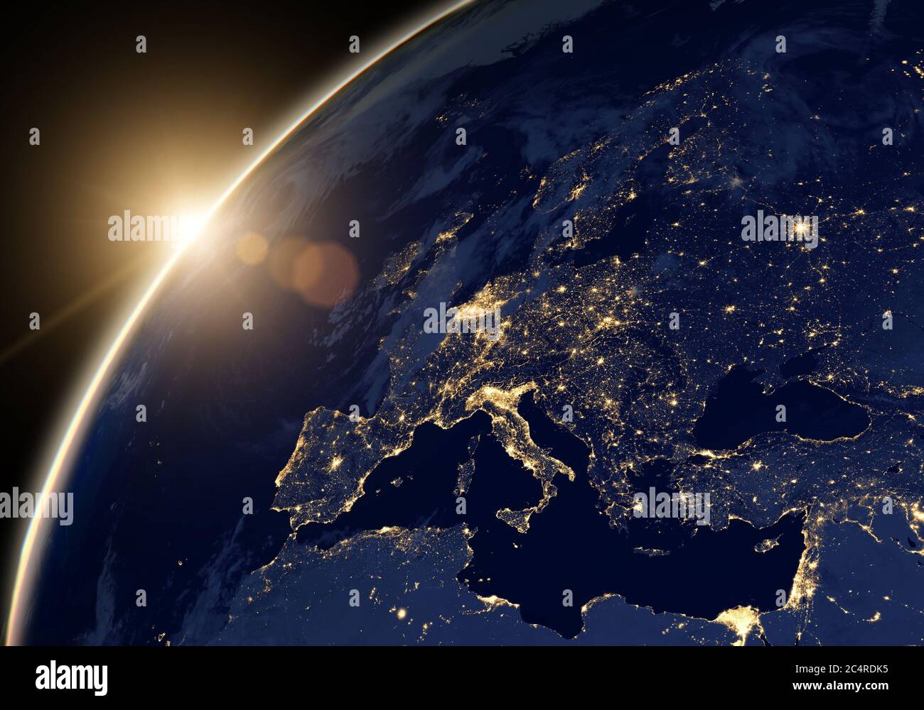 Planète Terre la nuit, vue des lumières de la ville montrant l'activité humaine en Europe et au Moyen-Orient depuis l'espace. Carte du monde sur le globe sombre au lever du soleil sur la satellit Banque D'Images