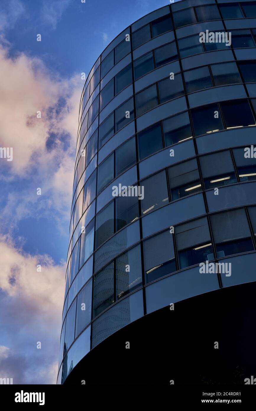 Coucher de soleil sur un gratte-ciel et un immeuble de bureaux dans le quartier d'affaires de la Défense, Paris, France Banque D'Images Coucher de soleil sur un gratte-ciel et un immeuble de bureaux dans le quartier d'affaires de la Défense, Paris, France Banque D'Images