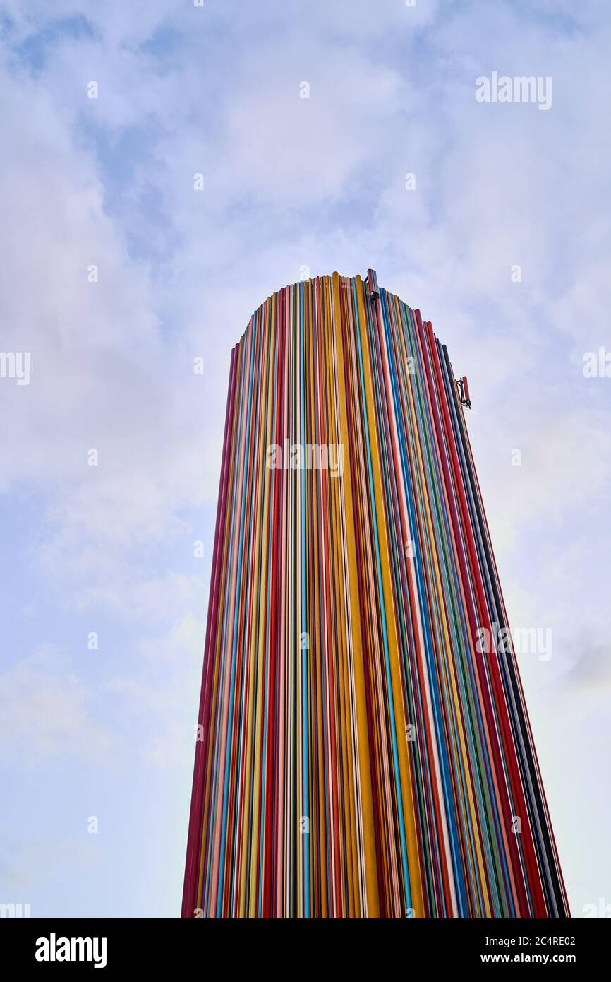 Une colonne colorée à rayures dans le quartier des affaires de la Défense, Paris, France Banque D'Images Une colonne colorée à rayures dans le quartier des affaires de la Défense, Paris, France Banque D'Images