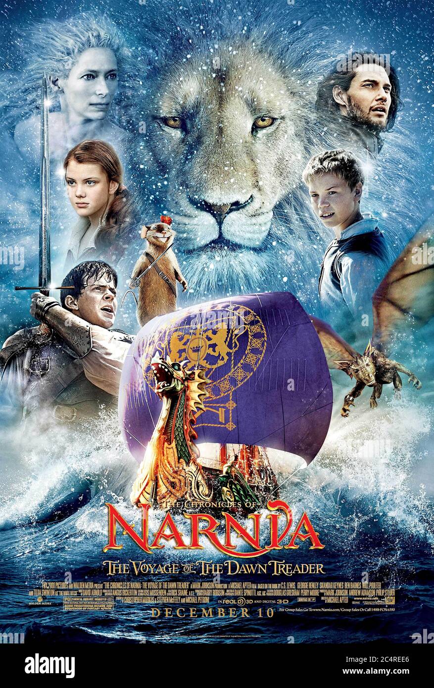 Les chroniques de Narnia : le voyage de l'Aube lecteur (2010) réalisé par Michael Apted et avec Ben Barnes, Skandar Keynes, Georgie Henley et Wwill Poulter. Adaptation du C.S. Le livre très aimé de Lewis, Lucy et Edmund retournent dans la terre magique de Narnia. Banque D'Images