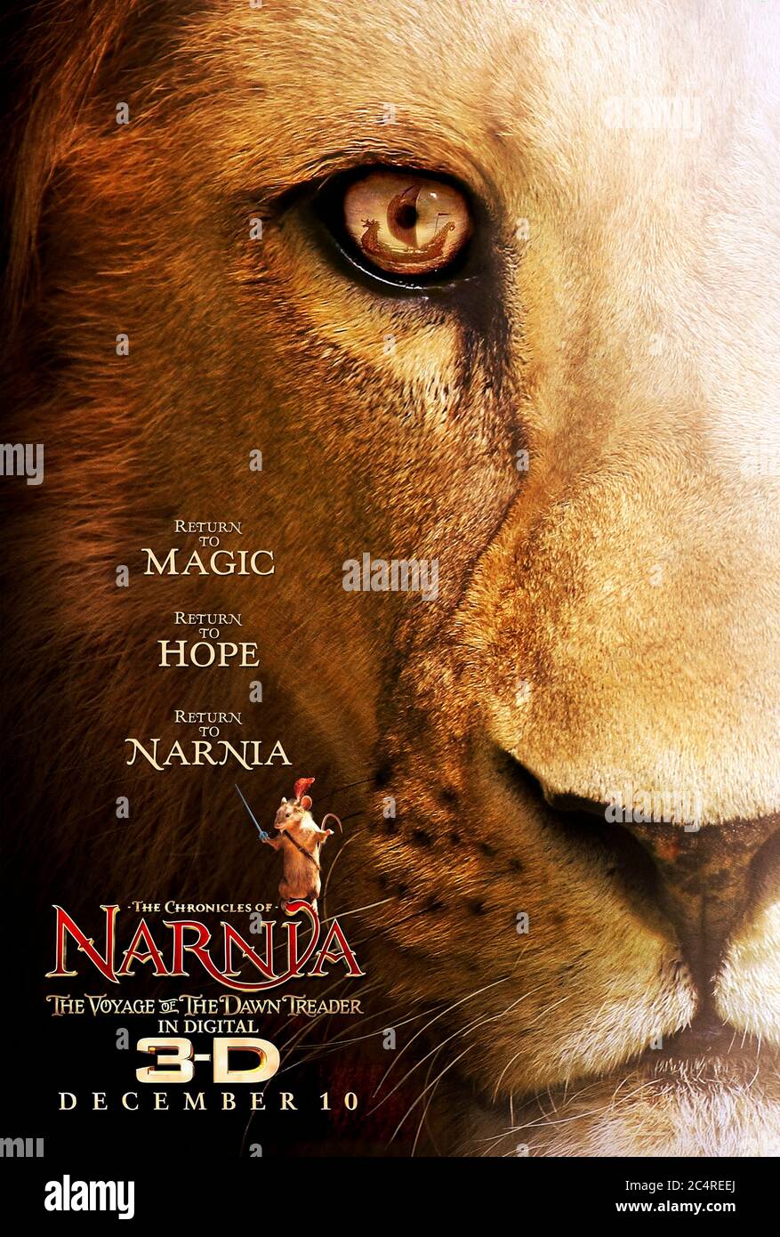 Les chroniques de Narnia : le voyage de l'Aube lecteur (2010) réalisé par Michael Apted et avec Ben Barnes, Skandar Keynes, Georgie Henley et Wwill Poulter. Adaptation du C.S. Le livre très aimé de Lewis, Lucy et Edmund retournent dans la terre magique de Narnia. Banque D'Images