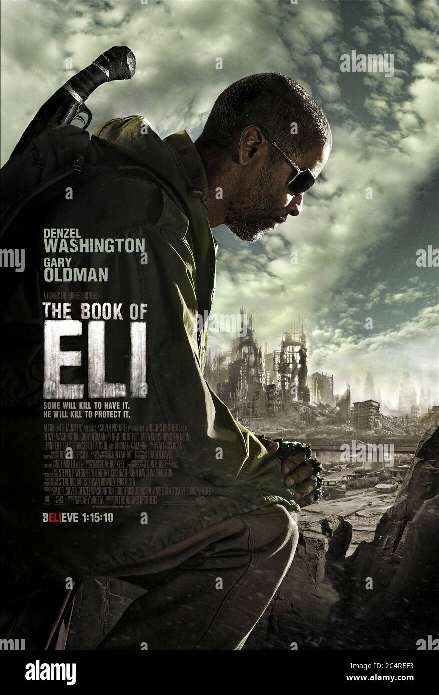 The Book of Eli (2010), réalisé par Albert Hughes et Allen Hughes et mettant en vedette Denzel Washington, Mila Kunis, Ray Stevenson et Jennifer Beals. Un homme se bat pour traverser la post-apocalyptique tout en protégeant un livre sacré qui contient les secrets pour sauver l'humanité. Banque D'Images